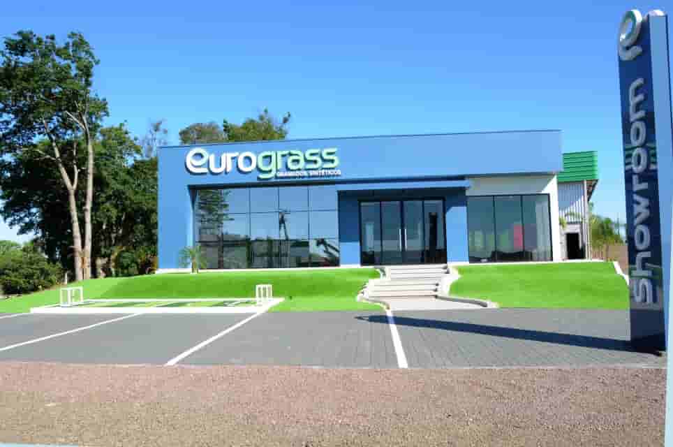 Showroom da Euro Grass com amostras de grama sintetica decorativa