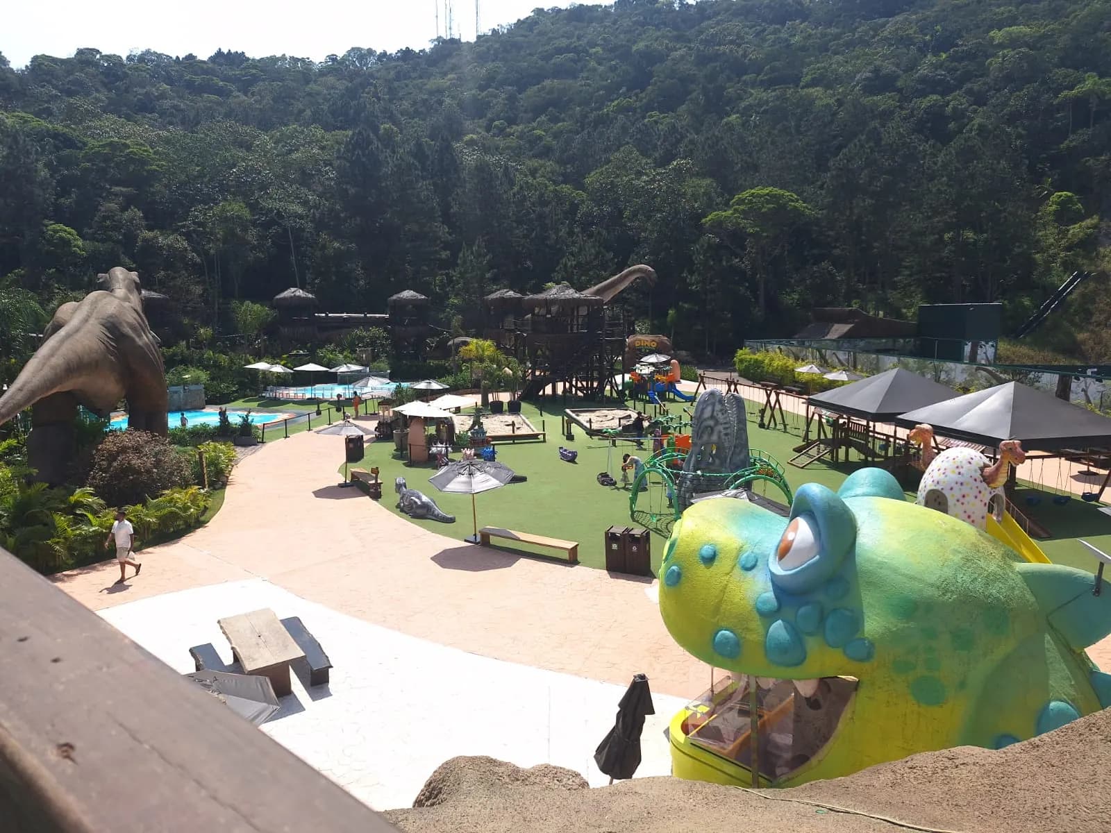 Playground ou parque com grama sintética
