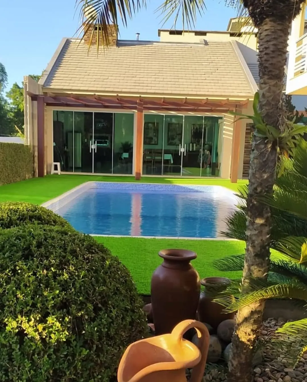 Área de piscina com grama sintética decorativa